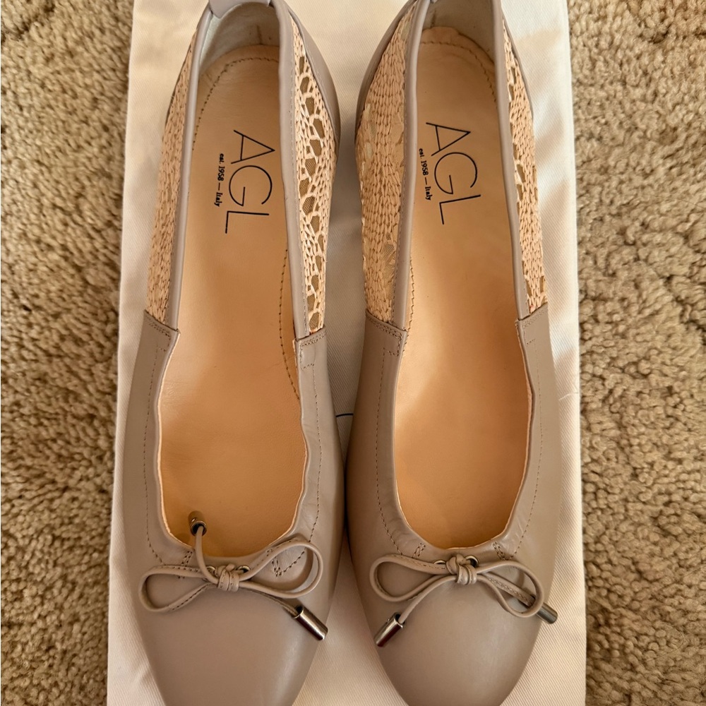AGL Women's Beige and Cream Loafers